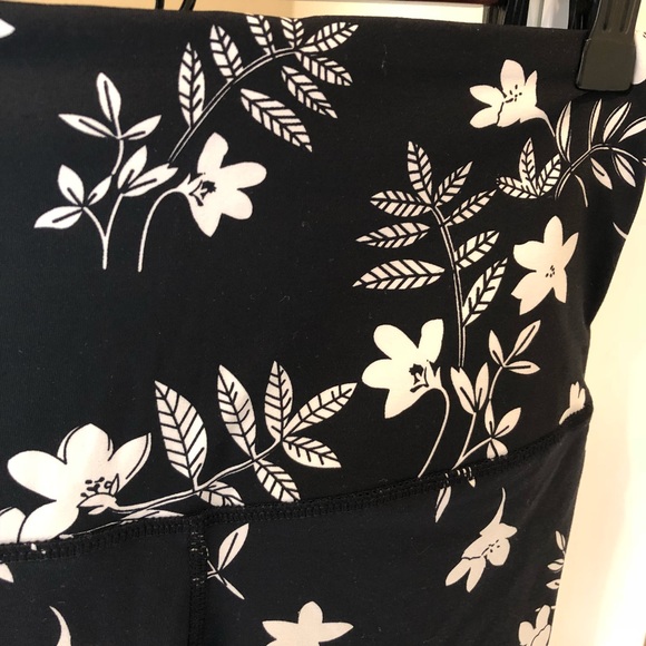 1 LEFT 💫 NEW IN PACKAGE FLORAL LEGGING - Picture 8 of 8